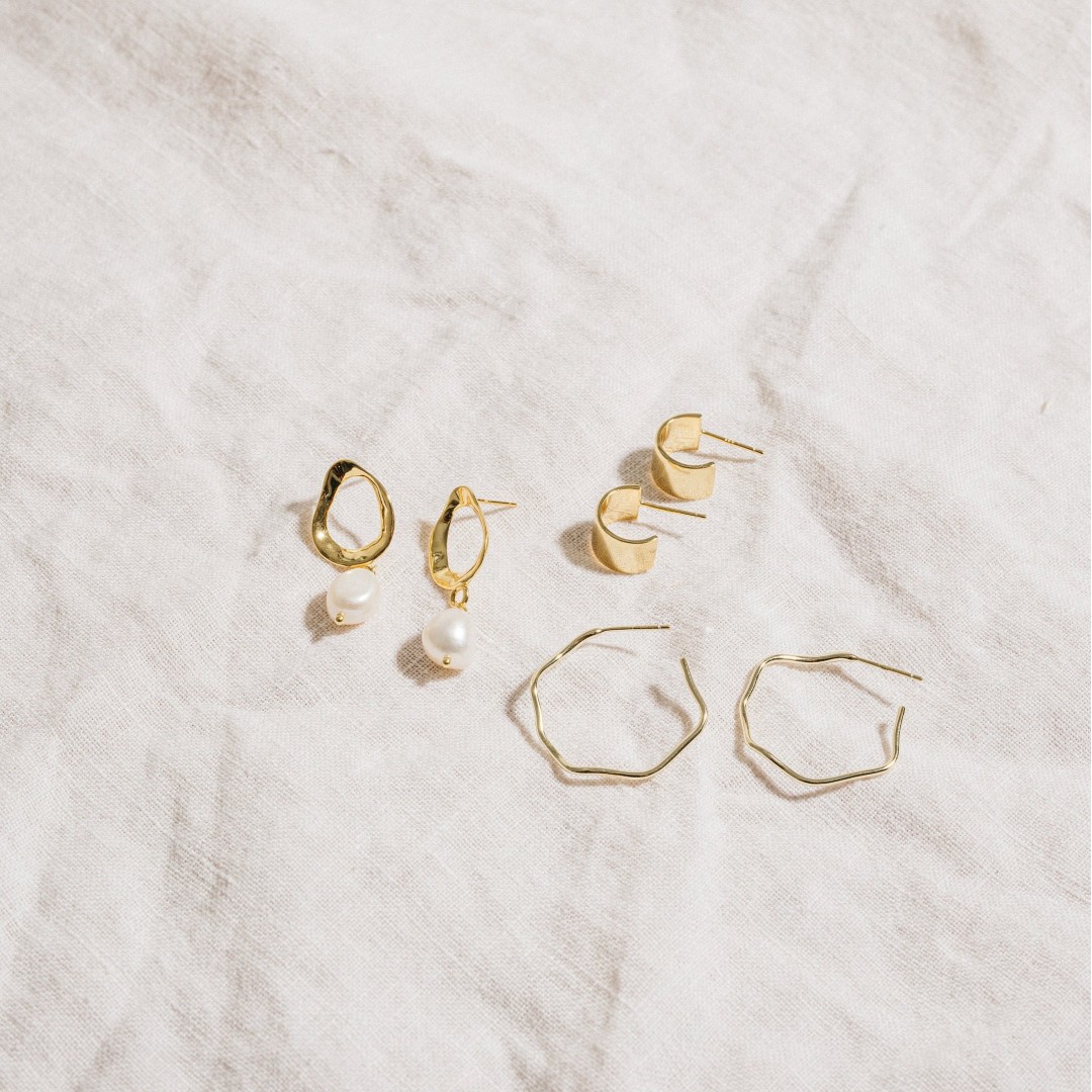 Pearl Wavy Hoop Stud Earrings by Caitlyn Minimalist • Dainty Pearl Drop Earrings • Dangling Earrings • Perfect Bridal Gift • ER223